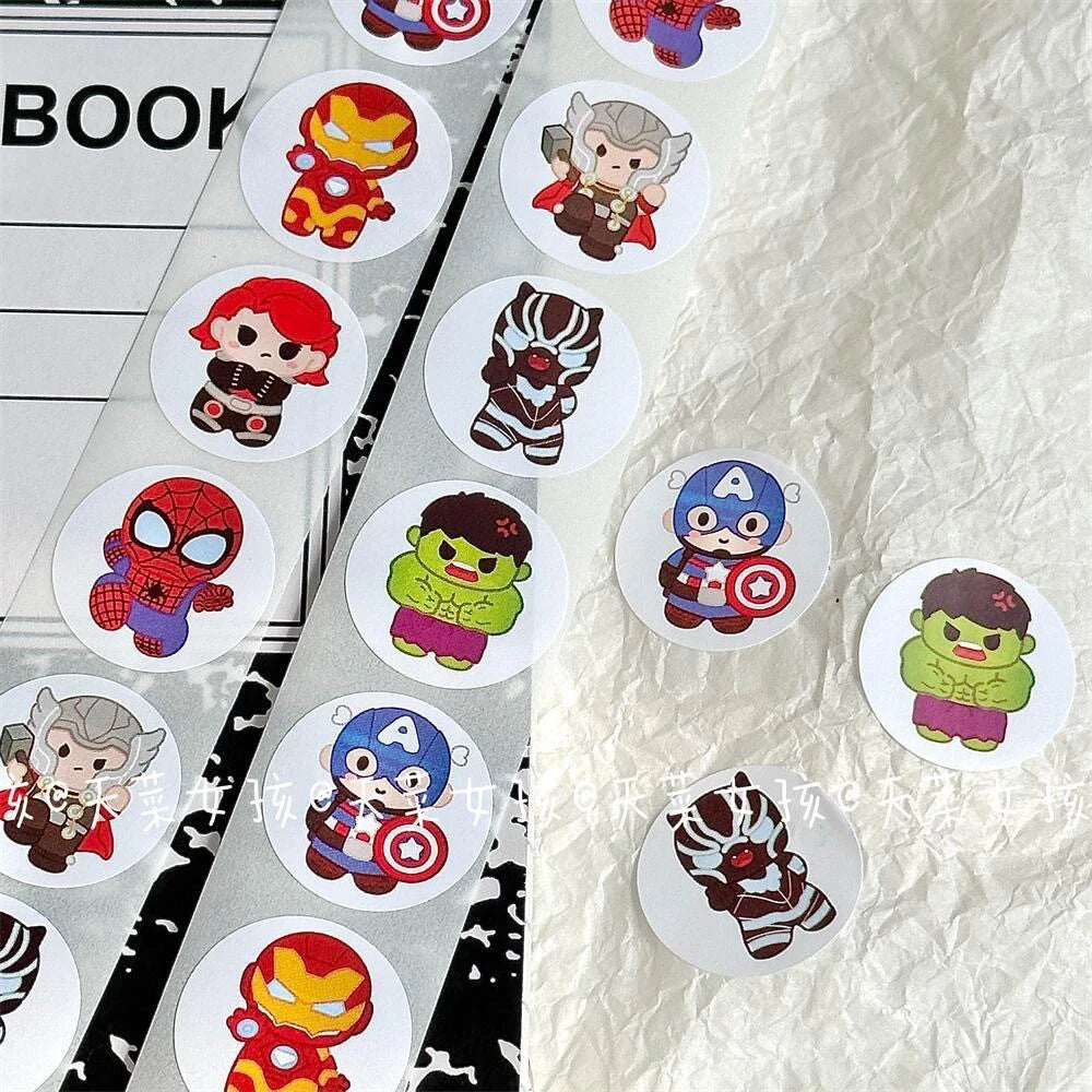 Rollo de 500 Pegatinas superhéroes: ¡Marvel Avengers al Rescate!