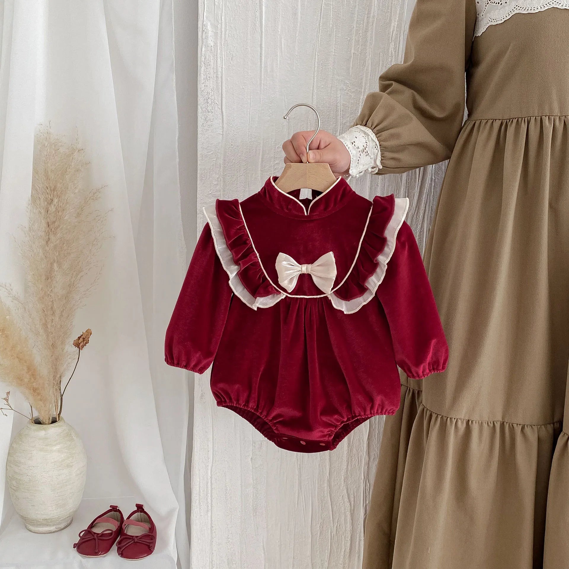 Pañalero Vestido con Cuello de Pétalo (3-24M)