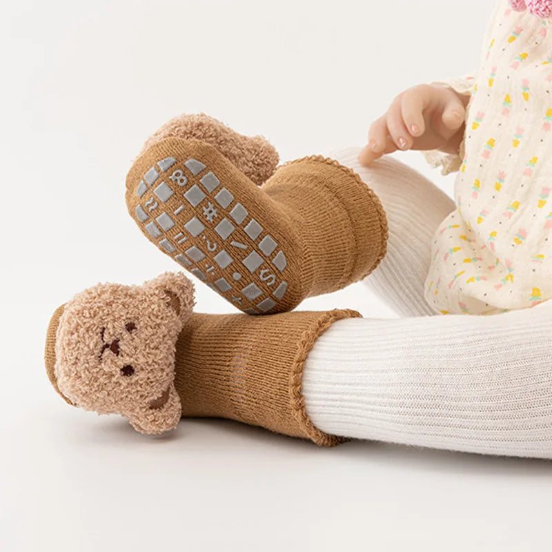 Calcetines de Osito con Suela Antideslizante - ¡Pies Calentitos y Seguros! (0-3T)
