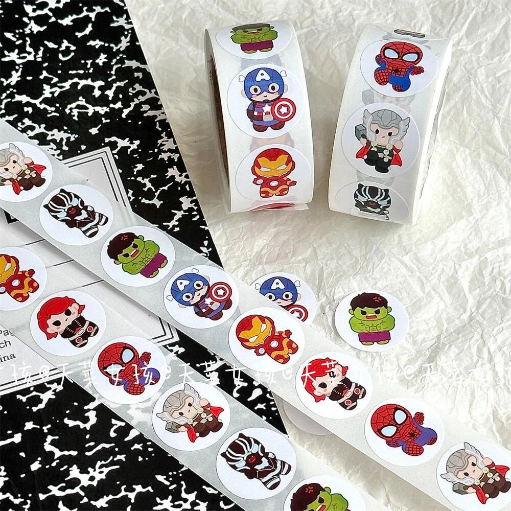 Rollo de 500 Pegatinas superhéroes: ¡Marvel Avengers al Rescate!