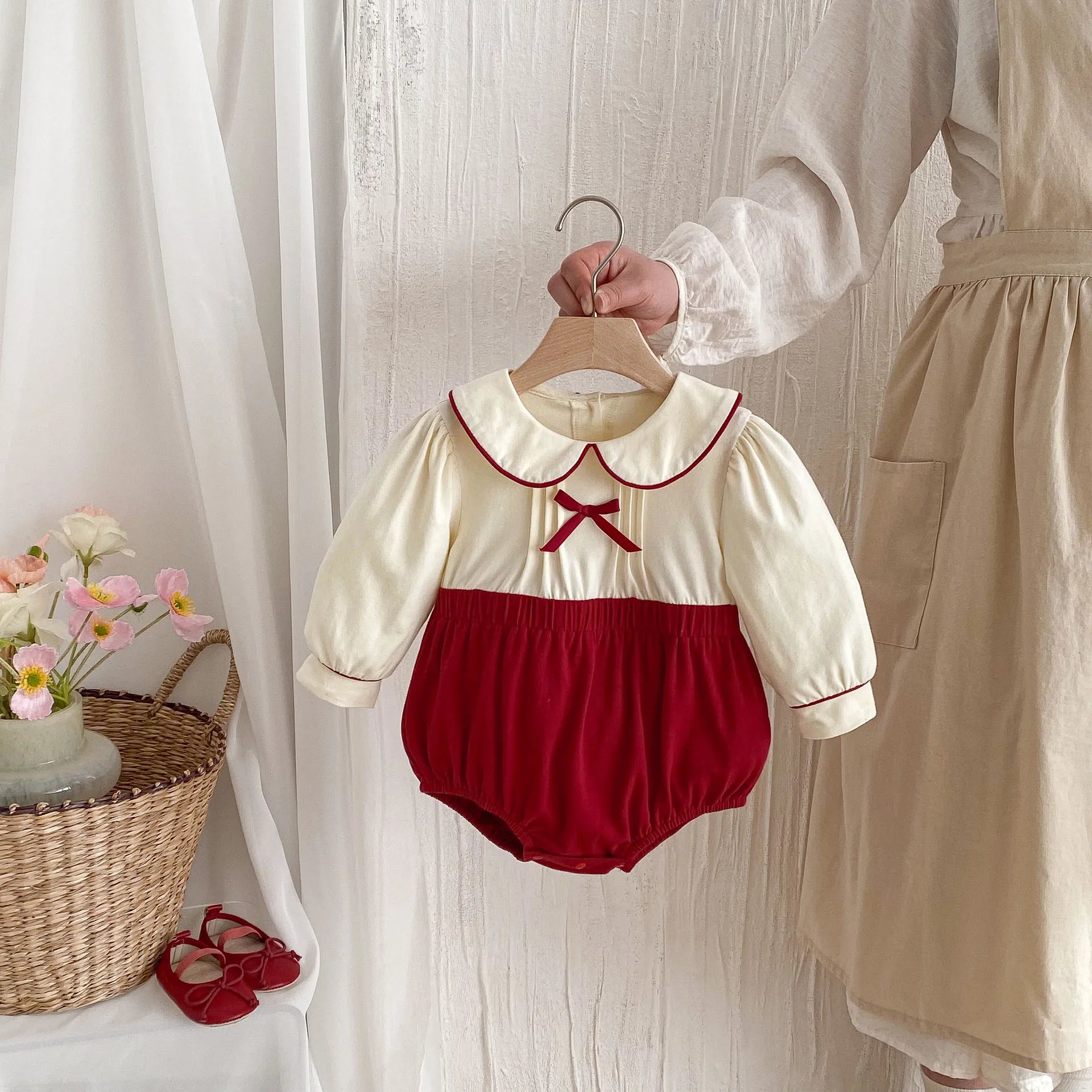 Pañalero Vestido con Cuello de Pétalo (3-24M)