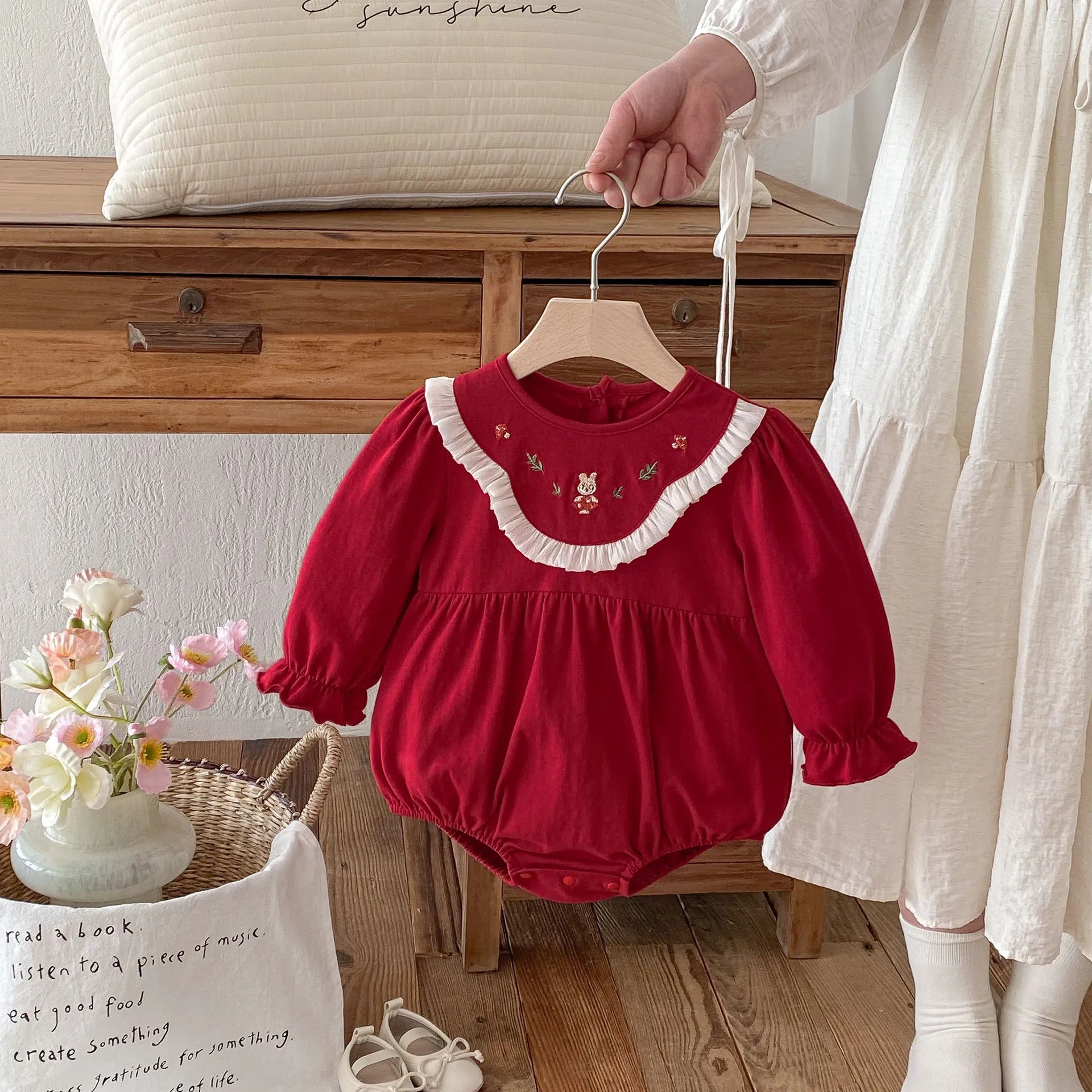 Pañalero Vestido con Cuello de Pétalo (3-24M)
