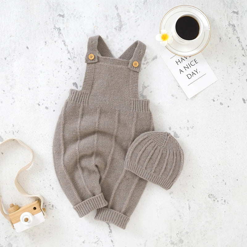 Mameluco de Punto Premium con Tirantes y Gorro (0-18M)