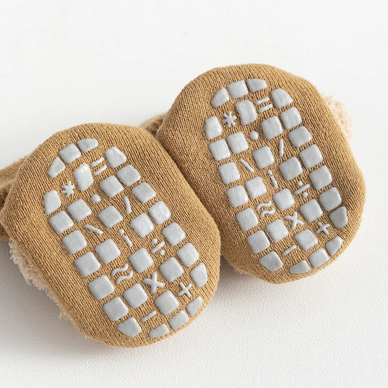 Calcetines de Osito con Suela Antideslizante - ¡Pies Calentitos y Seguros! (0-3T)