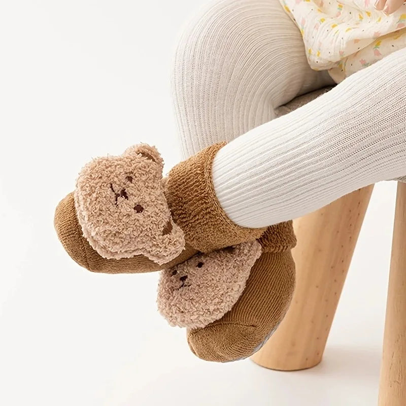 Calcetines de Osito con Suela Antideslizante - ¡Pies Calentitos y Seguros! (0-3T)
