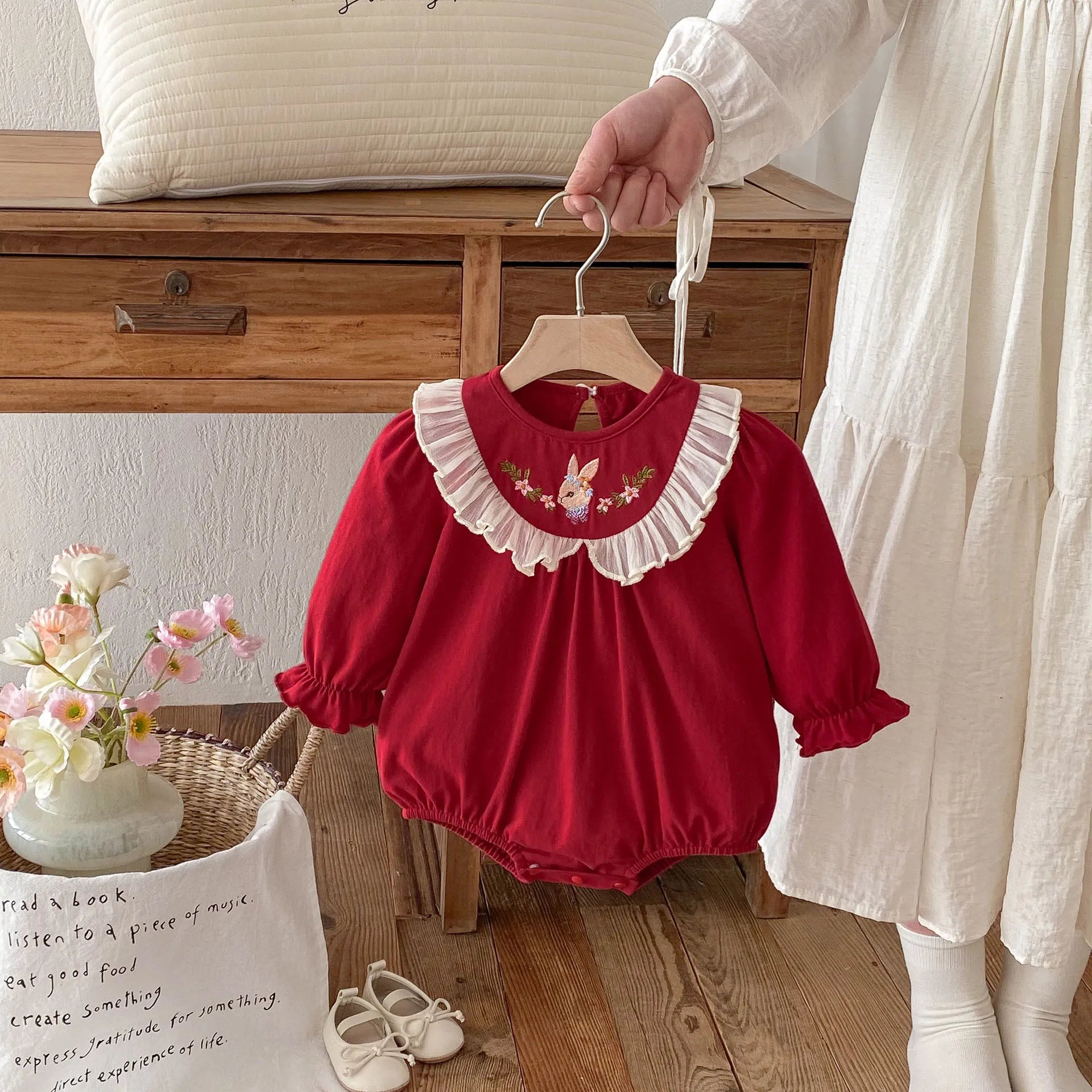 Pañalero Vestido con Cuello de Pétalo (3-24M)