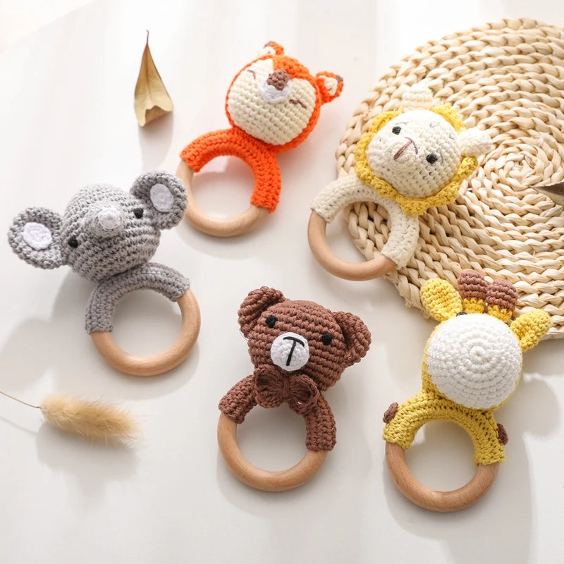 Sonaja/Mordedora de animalitos y frutas tejidos a Crochet | Anillo de Madera Natural o Silicona