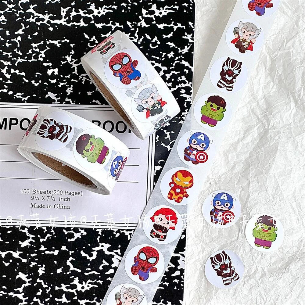 Rollo de 500 Pegatinas superhéroes: ¡Marvel Avengers al Rescate!
