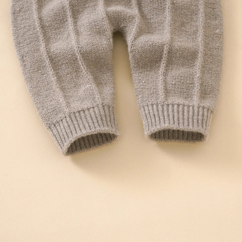 Mameluco de Punto Premium con Tirantes y Gorro (0-18M)
