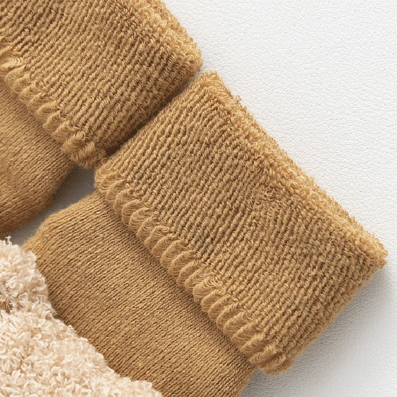 Calcetines de Osito con Suela Antideslizante - ¡Pies Calentitos y Seguros! (0-3T)