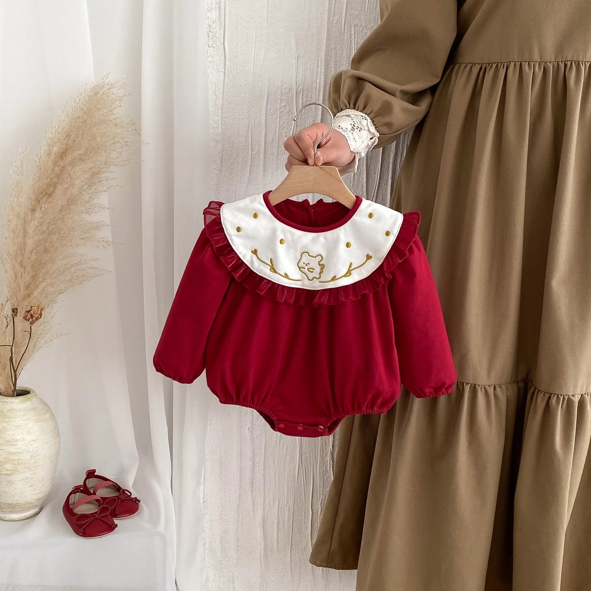 Pañalero Vestido con Cuello de Pétalo (3-24M)