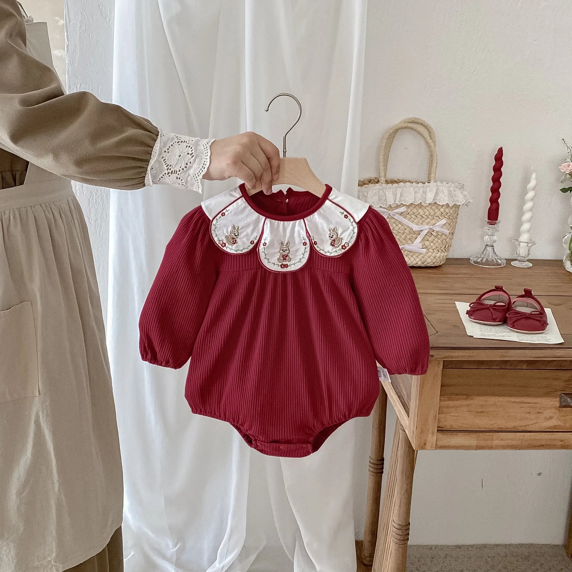 Pañalero Vestido con Cuello de Pétalo (3-24M)