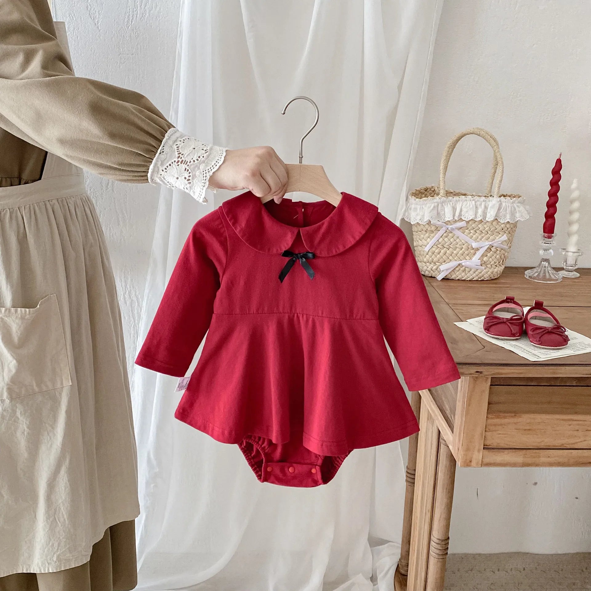 Pañalero Vestido con Cuello de Pétalo (3-24M)