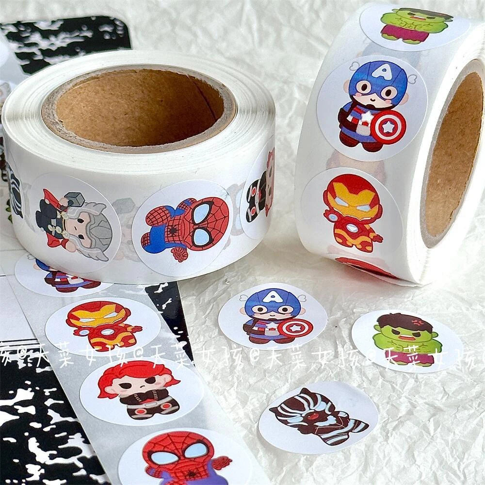 Rollo de 500 Pegatinas superhéroes: ¡Marvel Avengers al Rescate!