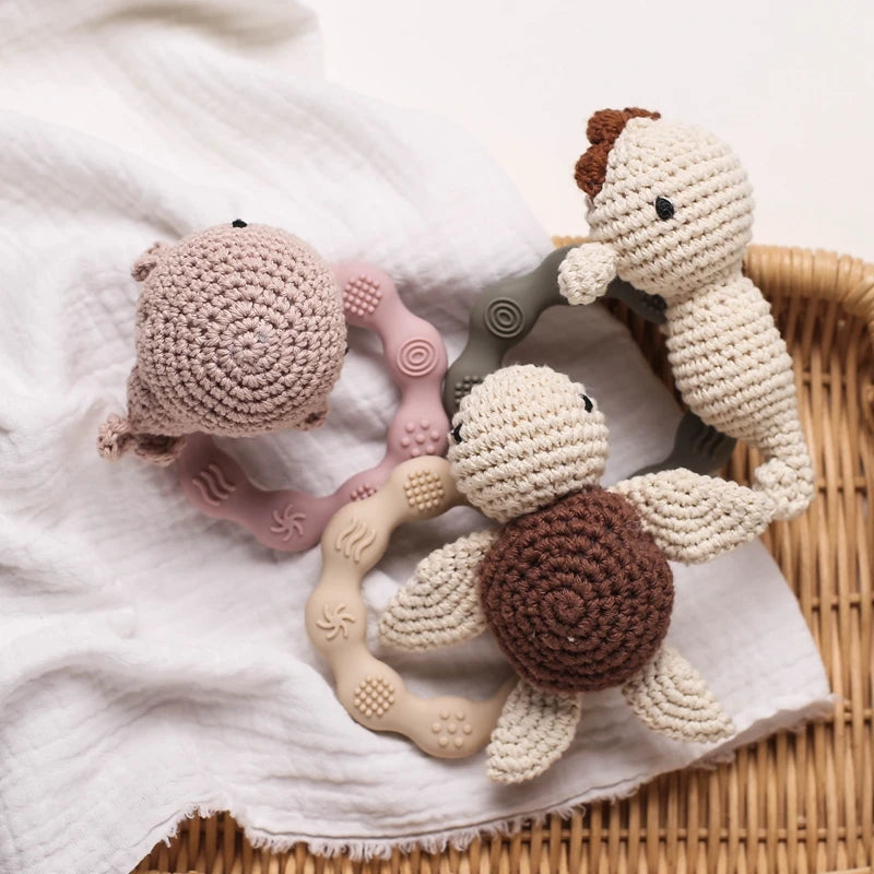 Sonaja/Mordedora de animalitos y frutas tejidos a Crochet | Anillo de Madera Natural o Silicona