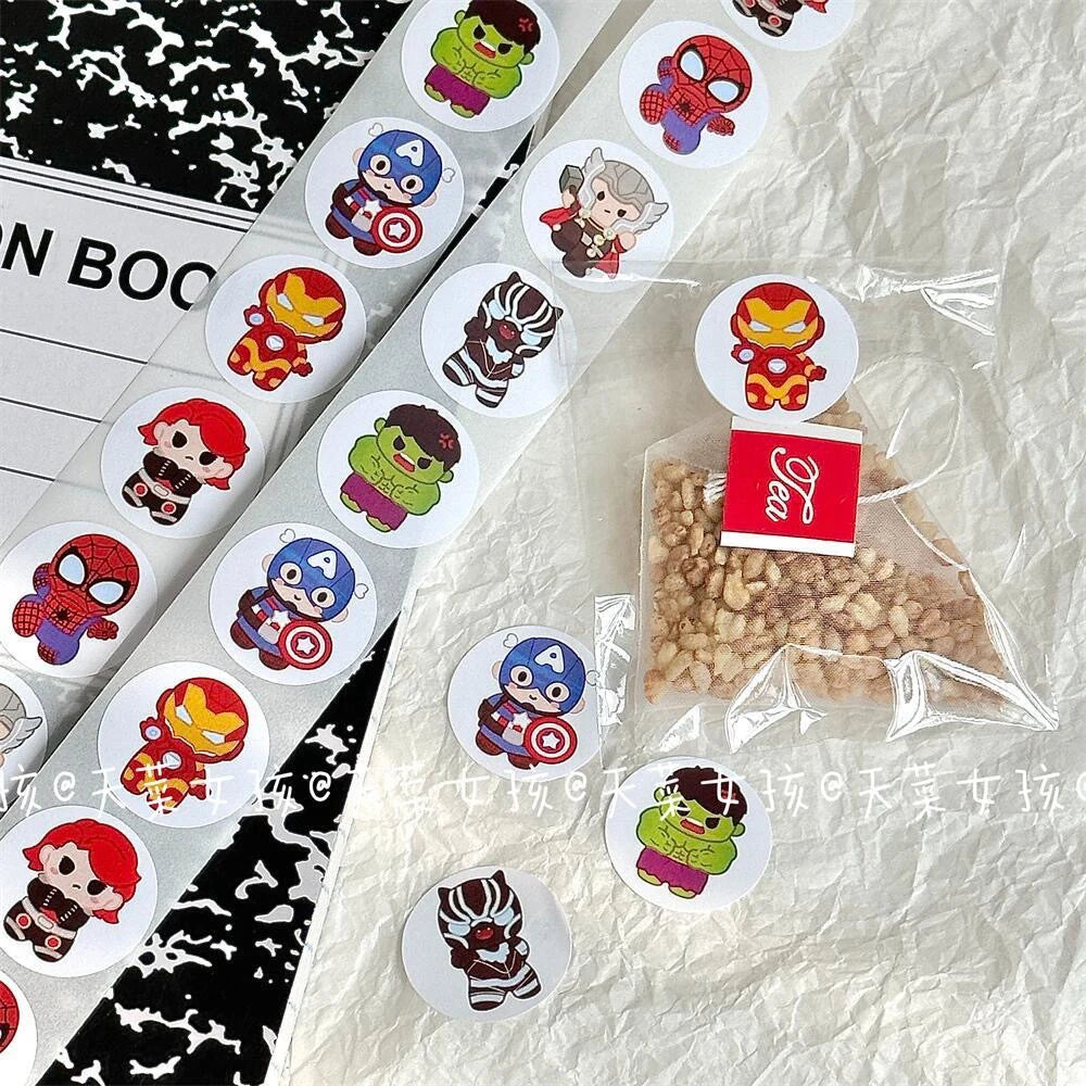 Rollo de 500 Pegatinas superhéroes: ¡Marvel Avengers al Rescate!
