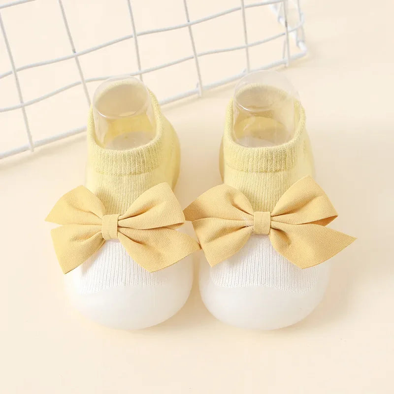 Zapato infantil con calcetín y suela de goma suave.