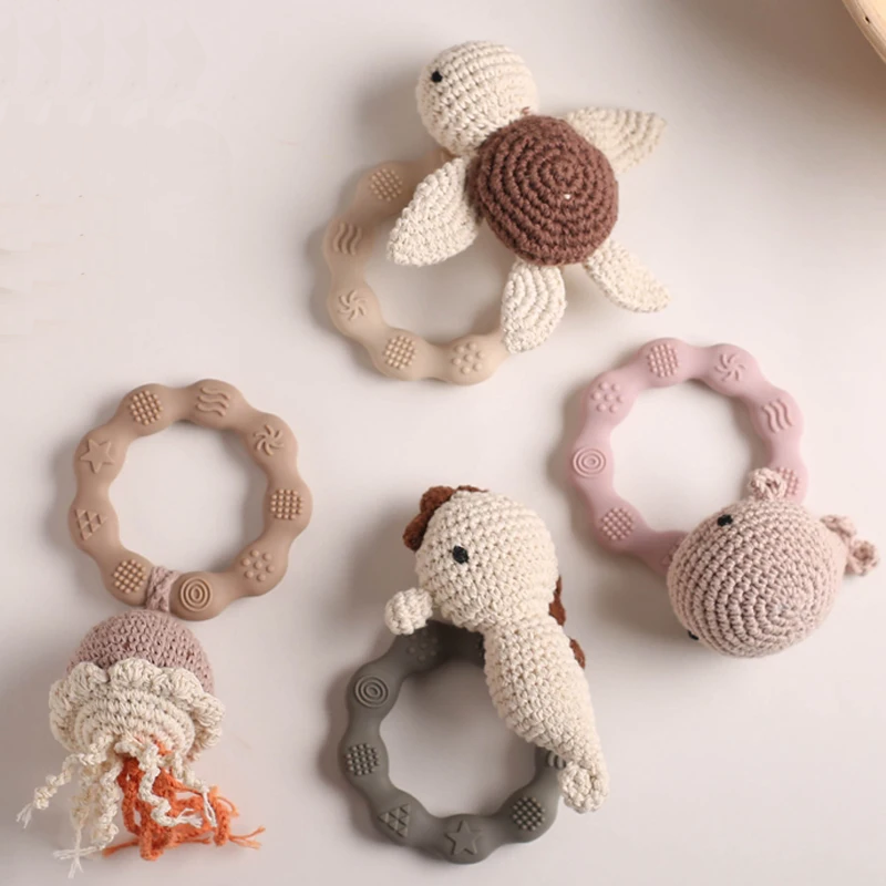 Sonaja/Mordedora de animalitos y frutas tejidos a Crochet | Anillo de Madera Natural o Silicona